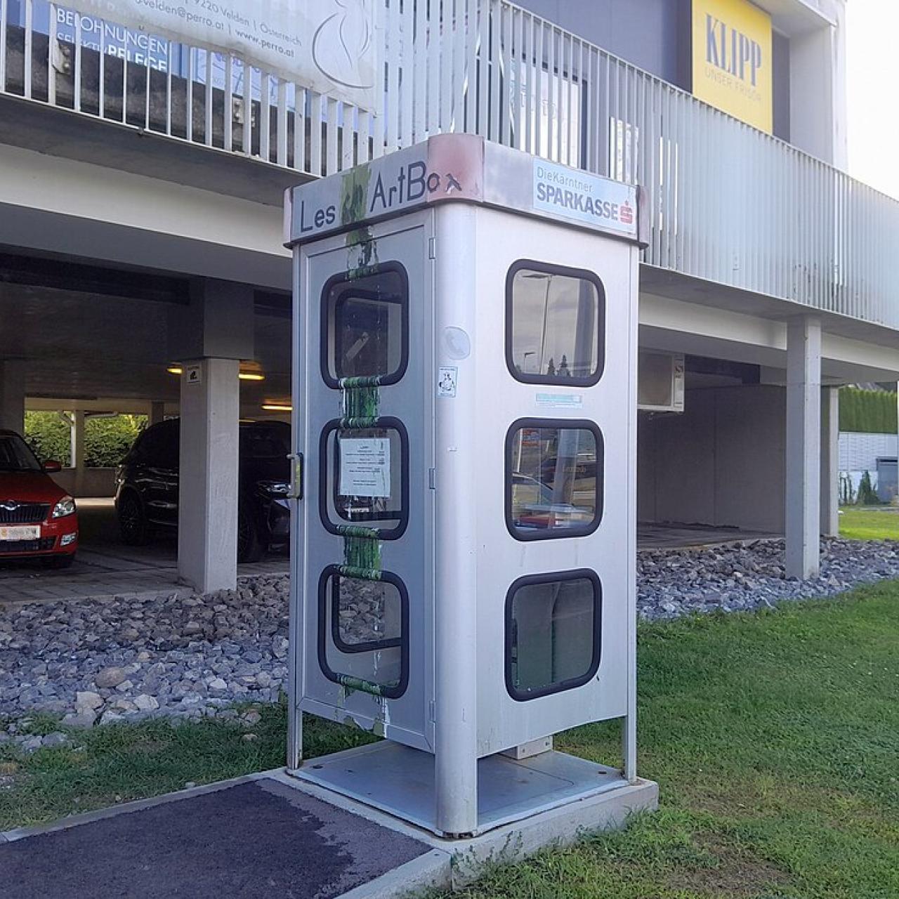 Bücherzelle - alte umfunktionierte Telefonzelle